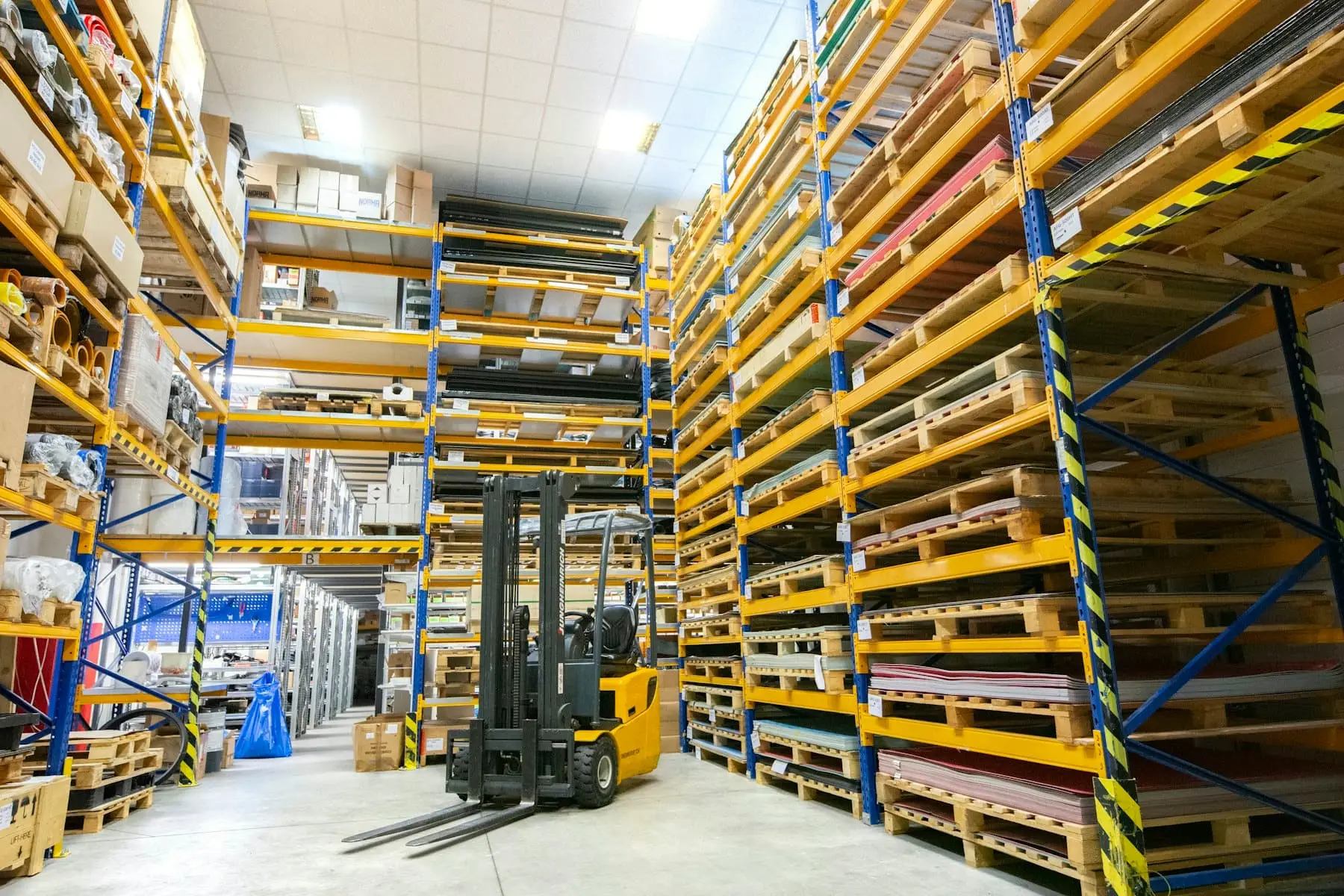 Distribution warehouse with pallets on racks